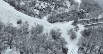 Copertina di Neve in Valle d’Aosta, una valanga ostruisce l’imbocco della galleria: isolata Gressoney. Le immagini dal drone