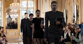 Copertina di Valentino Le Noir, a Parigi sfila il potere del nero. Pierpaolo Piccioli: “È il mio modo di dare forma a questo periodo reazionario che stiamo vivendo”