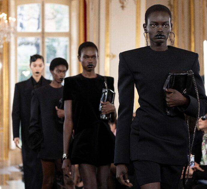Valentino Le Noir, a Parigi sfila il potere del nero. Pierpaolo Piccioli: “È il mio modo di dare forma a questo periodo reazionario che stiamo vivendo”