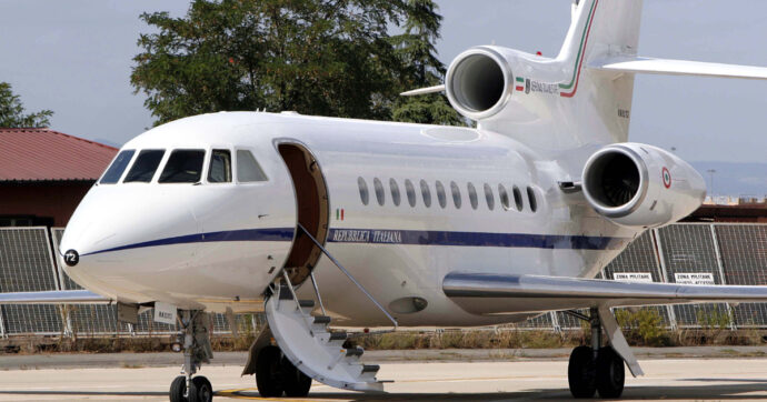 Voli di Stato, il record dei ministri del governo Meloni: 165 gli “aerei blu” decollati nel 2023. Anche per tratte coperte da treni e voli di linea
