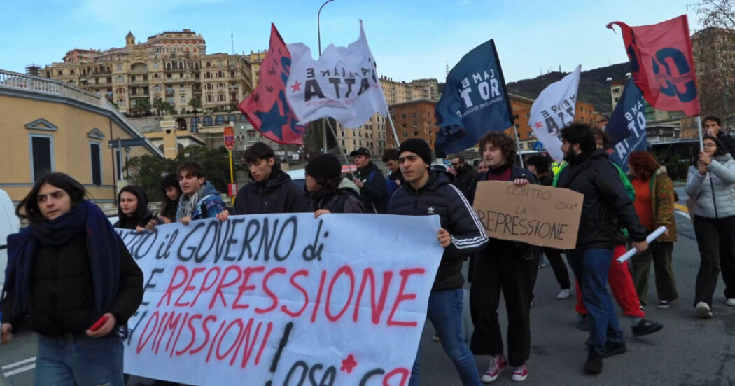 Genova, studenti e portuali contestano Salvini e Piantedosi: il corteo diretto in Prefettura – Video
