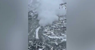 Copertina di L’impressionante video della slavina che ha isolato Gressoney: la massa di neve raggiunge il fondovalle – Video