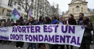 Copertina di “La libertà garantita alle donne di abortire” entra nella Costituzione della Francia: è il primo Paese al mondo