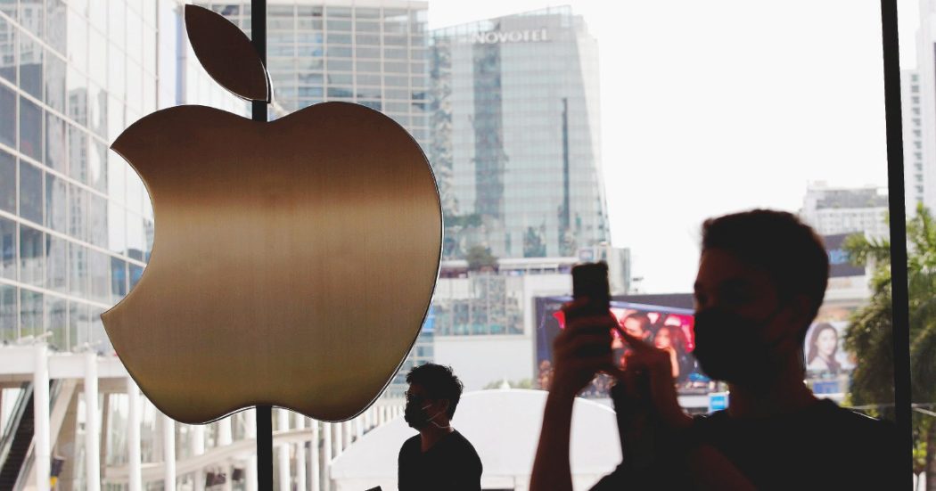 Gli Stati Uniti fanno causa ad Apple: “Violate le leggi antitrust, ha un monopolio illegale sugli smartphone”. E il titolo crolla in Borsa