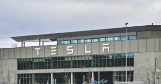 Copertina di Tesla, stop a uno stabilimento in Germania per un rogo doloso. Gruppo di sinistra rivendica. Musk: “Stupidi eco-terroristi”