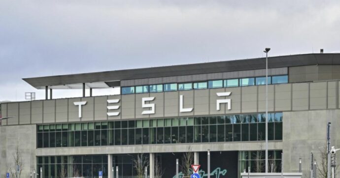 Tesla, stop a uno stabilimento in Germania per un rogo doloso. Gruppo di sinistra rivendica. Musk: “Stupidi eco-terroristi”