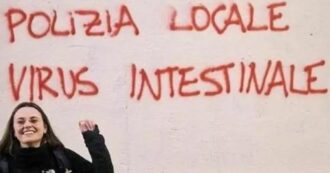 Copertina di La foto di una consigliera Pd con pugno chiuso e una scritta contro la polizia. Italia Viva: “Dovrebbe difendere le istituzioni”