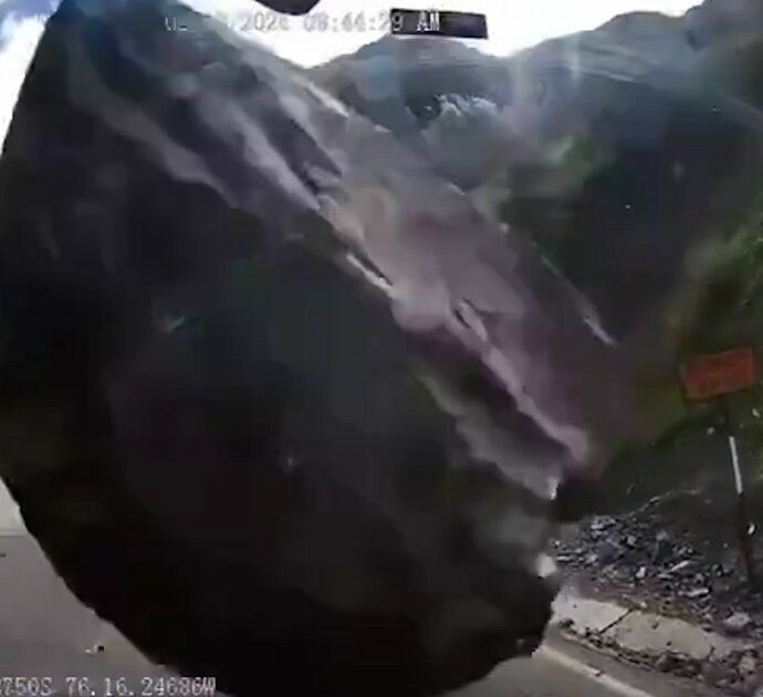 I massi cadono dalla montagna e travolgono auto e camion: le incredibili immagini dal Perù (video)