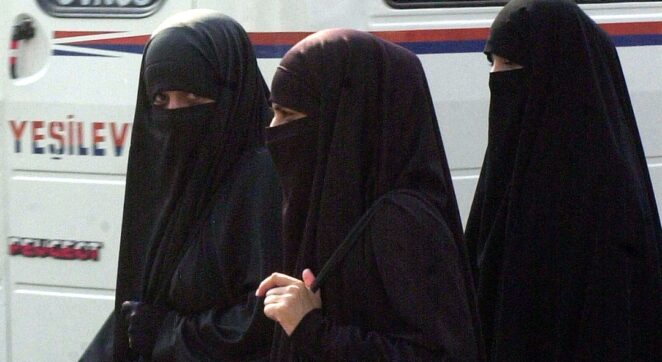 Pordenone, bimba di 10 anni viene mandata a scuola con il niqab: la maestra chiede ai genitori di farle scoprire il volto