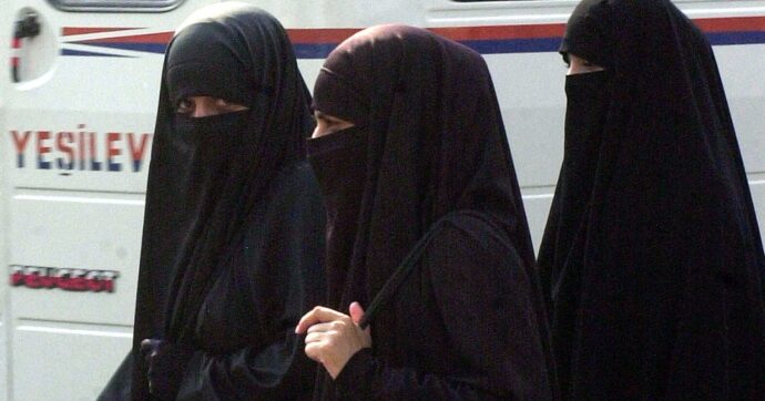 Pordenone, bimba di 10 anni viene mandata a scuola con il niqab: la maestra chiede ai genitori di farle scoprire il volto