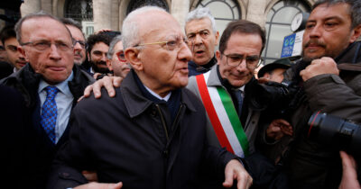 Copertina di Salerno, l’indistruttibile De Luca vince per la quinta volta. E anche stavolta senza il simbolo del Pd