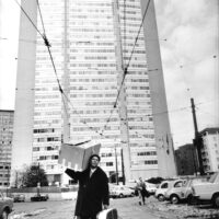 Credit ©UlianoLucas.
Immigrato sardo davanti al grattacielo Pirelli, Milano, 1968