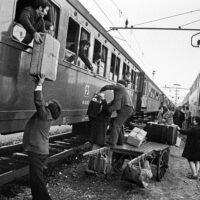 Credit ©UlianoLucas. Il trasbordo degli emigrati al confine italo-svizzero, Luino, 23 dicembre 1974