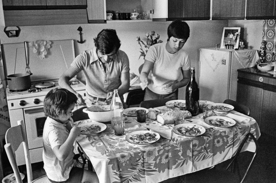 Credit ©UlianoLucas. Il pranzo della domenica nella casa di una famiglia di immigrati, operai nell’hinterland milanese, Rho (Milano), giugno 1975
