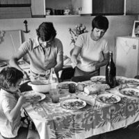 Credit ©UlianoLucas. Il pranzo della domenica nella casa di una famiglia di immigrati, operai nell’hinterland milanese, Rho (Milano), giugno 1975