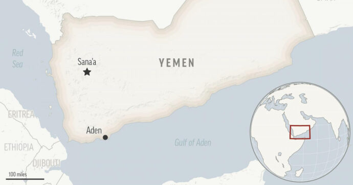Nuovo attacco Houthi sulla rotta per il mar Rosso, colpito cargo greco: almeno due morti