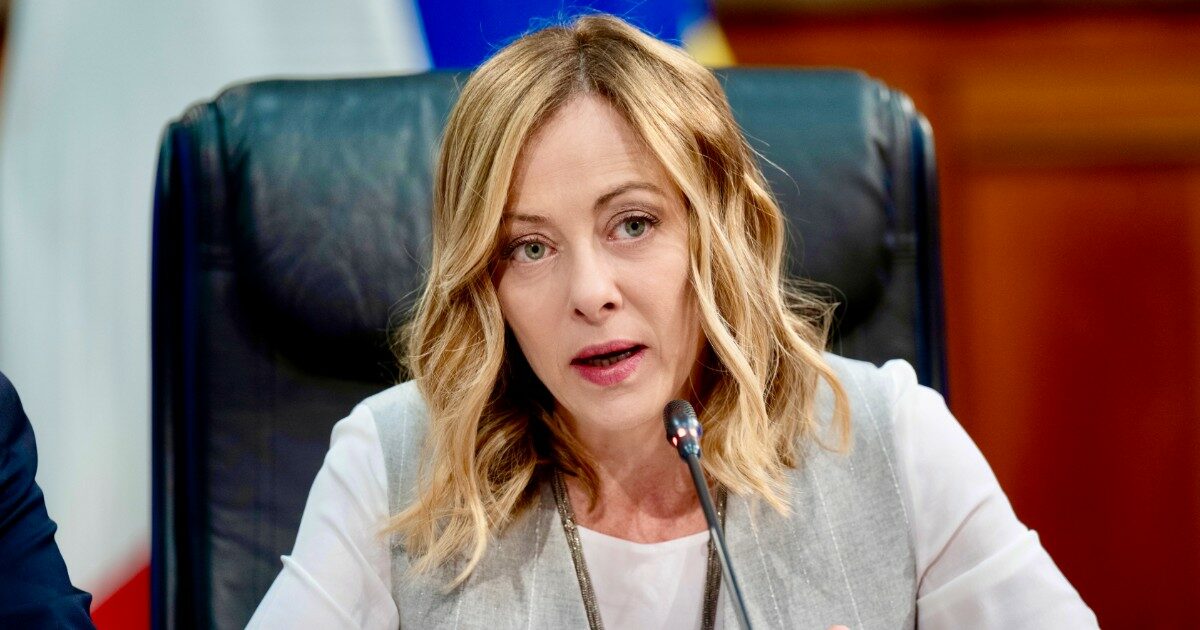 Meloni e la strategia berlusconiana del fisco amico: “Ma record su lotta all’evasione”. Pd e sinistra: primato di condoni e dimentica i dipendenti