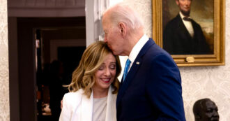 Copertina di Meloni, dal bacio di Bannon a quello di Biden