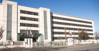 Copertina di Stellantis prolunga la cassa integrazione a Torino, chiede altri soldi allo Stato e annuncia maxi investimenti in Brasile