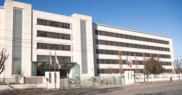 Stellantis prolunga la cassa integrazione a Torino, chiede altri soldi allo Stato e annuncia maxi investimenti in Brasile