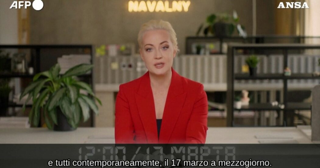 L’appello di Yulia Navalnaya per le elezioni in Russia: “Il 17 marzo tutti al seggio alle 12, potete votare qualsiasi candidato tranne Putin”