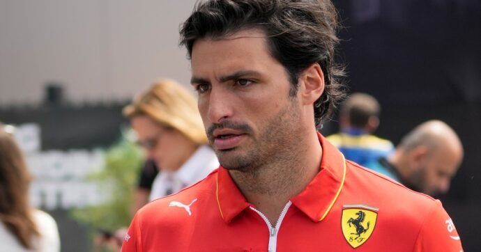 Gp Arabia Saudita, malore per Carlos Sainz: il pilota Ferrari costretto ad abbandonare il paddock