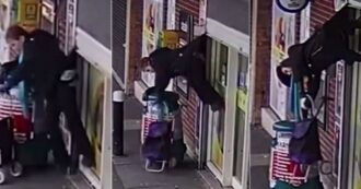 Copertina di Il cappotto si incastra nella saracinesca di un negozio: 72enne viene sollevata e rimane appesa a testa in giù – VIDEO