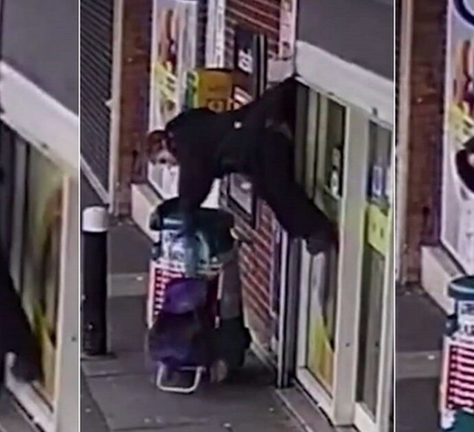 Il cappotto si incastra nella saracinesca di un negozio: 72enne viene sollevata e rimane appesa a testa in giù – VIDEO