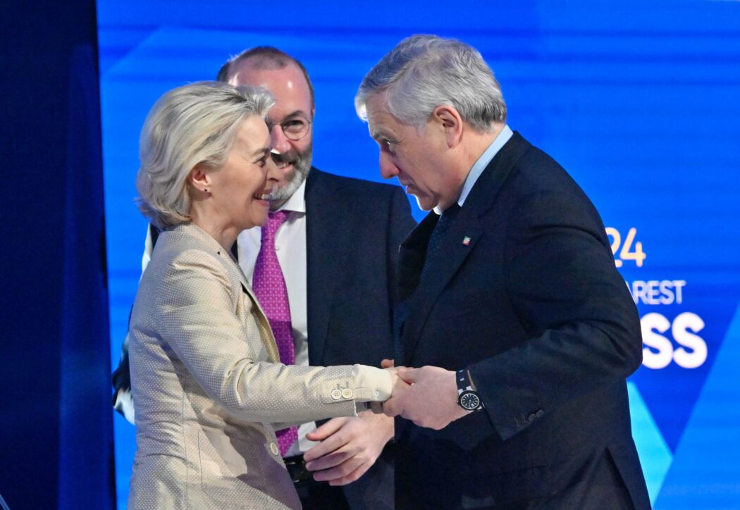 Il ministro degli Esteri Antonio Tajani con Manfred Weber, capogruppo del Partito Popolare Europeo (PPE), e Ursula Von der Leyen, al congresso del PPE a Bucarest in Romania, 7 marzo 2024. ANSA/ALESSANDRO DI MEO