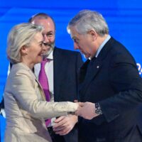 Il ministro degli Esteri Antonio Tajani con Manfred Weber, capogruppo del Partito Popolare Europeo (PPE), e Ursula Von der Leyen, al congresso del PPE a Bucarest in Romania, 7 marzo 2024. ANSA/ALESSANDRO DI MEO