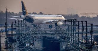 Copertina di Lufthansa, utile raddoppiato nel 2023. “Ci attendiamo il via libera su Ita entro fine anno”. E poi attacca gli scioperi