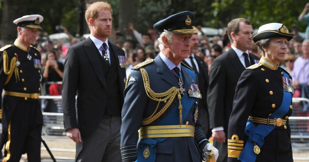 La “maledizione” della Famiglia Reale colpisce ancora: il marito della principessa Anna appare in pubblico con un occhio nero