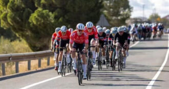 Copertina di Arriva il controllo anti-doping: 130 ciclisti su 182 iscritti si ritirano dalla corsa in Spagna