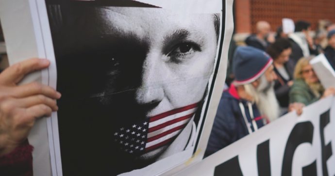 Assange e gli altri, guai a chi tocca il potere: così finisce in tribunale chi protesta contro politici e aziende. Su FQ MillenniuM in edicola
