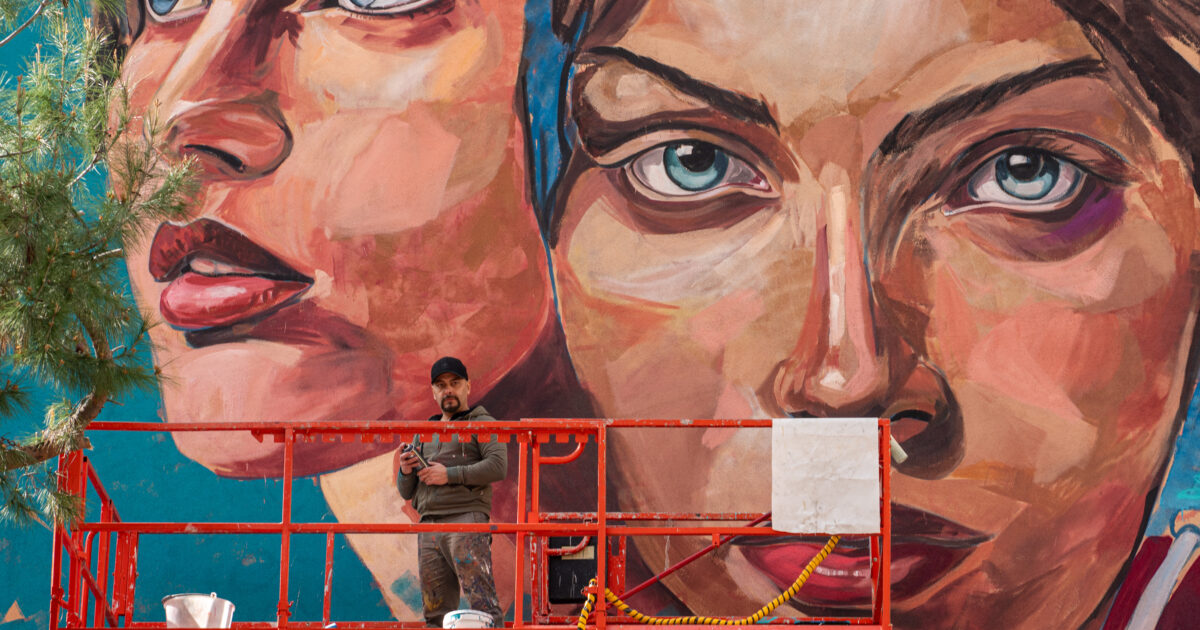 A Salerno, l’arte urbana abbraccia la storia femminile: il murale di Antonio Cotecchia illumina la città