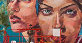 Copertina di A Salerno, l’arte urbana abbraccia la storia femminile: il murale di Antonio Cotecchia illumina la città