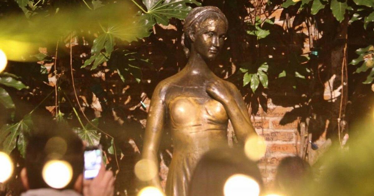 La statua di Giulietta ha un buco sul seno destro, “troppe carezze dei turisti”