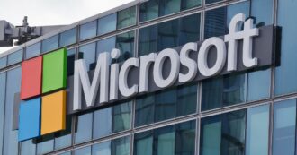 Copertina di Microsoft denuncia attacco hacker: “Gruppo legato a Mosca ha ottenuto l’accesso ai nostri codici sorgente”