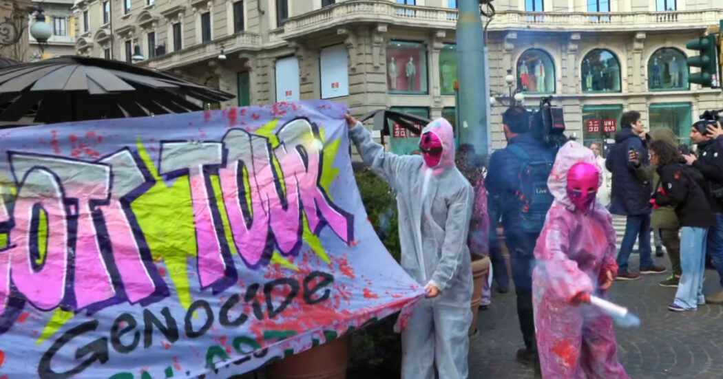 Corteo 8 marzo a Milano, imbrattate le vetrine di Zara e Armani. Manifestanti anche contro Starbucks: “Finanzia Israele”