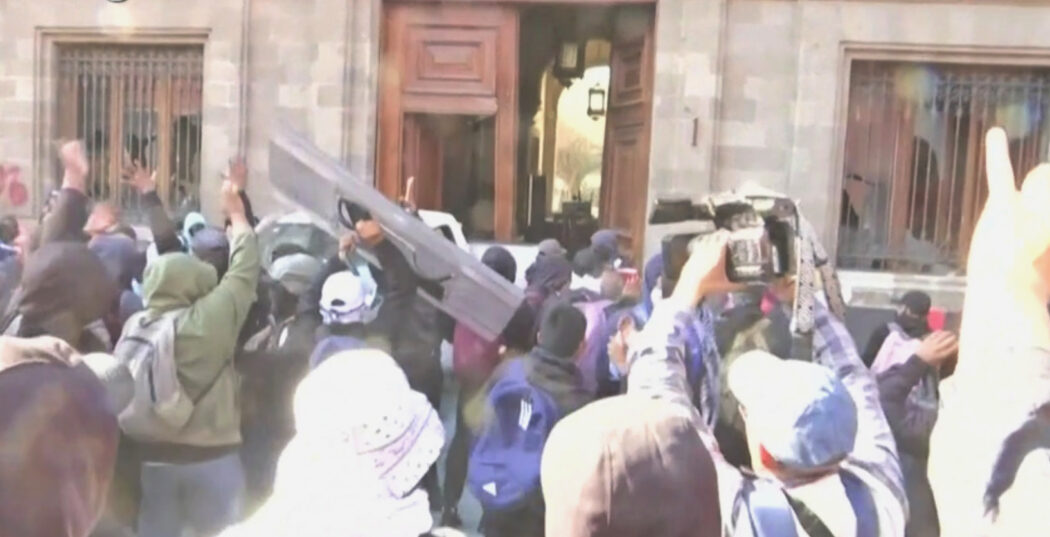 Messico, manifestanti sfondano la porta del palazzo presidenziale con un pick-up: il Capo di Stato era in conferenza stampa coi giornalisti