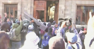 Copertina di Messico, manifestanti sfondano la porta del palazzo presidenziale con un pick-up: il Capo di Stato era in conferenza stampa coi giornalisti