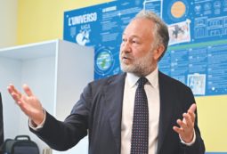 Copertina di Cani, dipendenti e soldi: le fatiche di  Ferrero, notaio stile “Mr. Wolf”