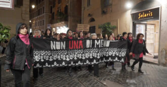 Copertina di Roma, Non Una di Meno in presidio con le lavoratrici del teatro: “Le molestie contro le donne qui sono normalizzate”