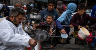 Copertina di ‘Ai miei figli posso dare solo poca marmellata e qualche patatina. L’invasione ci ha tolto tutto’: Ramadan a Gaza, senza cibo e sotto le bombe