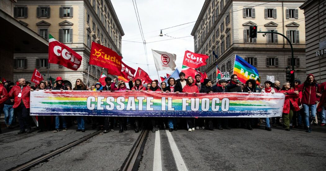 Manifestazione per la pace a Roma: “30mila persone in piazza”. Landini: “Manganellate? È il governo che sta alimentando il conflitto”