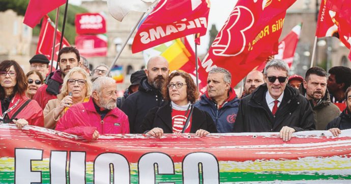 Roma, 30mila pacifisti. Landini: “Stop bombe”
