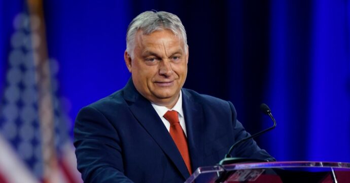 Viktor Orbán in visita da Donald Trump: ‘Un presidente di pace, speriamo venga rieletto’. Biden: ‘Tycoon incontra chi sogna la dittatura’