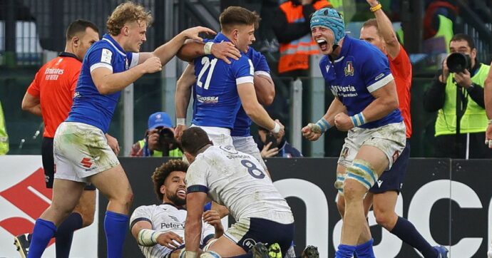 Rugby, storica vittoria dell’Italia al Sei Nazioni: gli azzurri battono per 31-29 la Scozia all’Olimpico