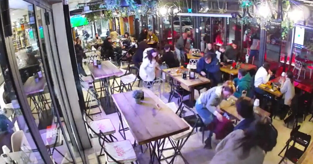 Agguato a Frosinone, il video della sparatoria all’ingresso del bar: le persone fuggono o si nascondono sotto i tavoli