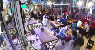 Copertina di Agguato a Frosinone, il video della sparatoria all’ingresso del bar: le persone fuggono o si nascondono sotto i tavoli